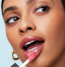 Lip Oils vs. Lip Gloss: Which Is Right for You?